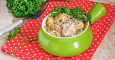 Жульен с курицей грибами и сливками на сковороде