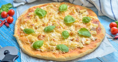 Пицца с ананасами и курицей гавайская