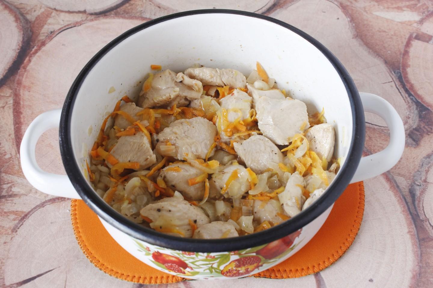 Тушёная картошка с куриным филе в кастрюле