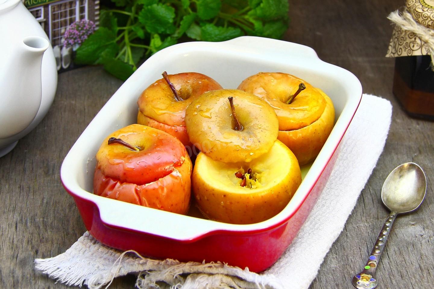 Рецепт печеных яблок в духовке с медом. Печеные яблоки. Печёные яблоки в духовке. Яблоки с корицей в духовке. Яблоки с медом в духовке.