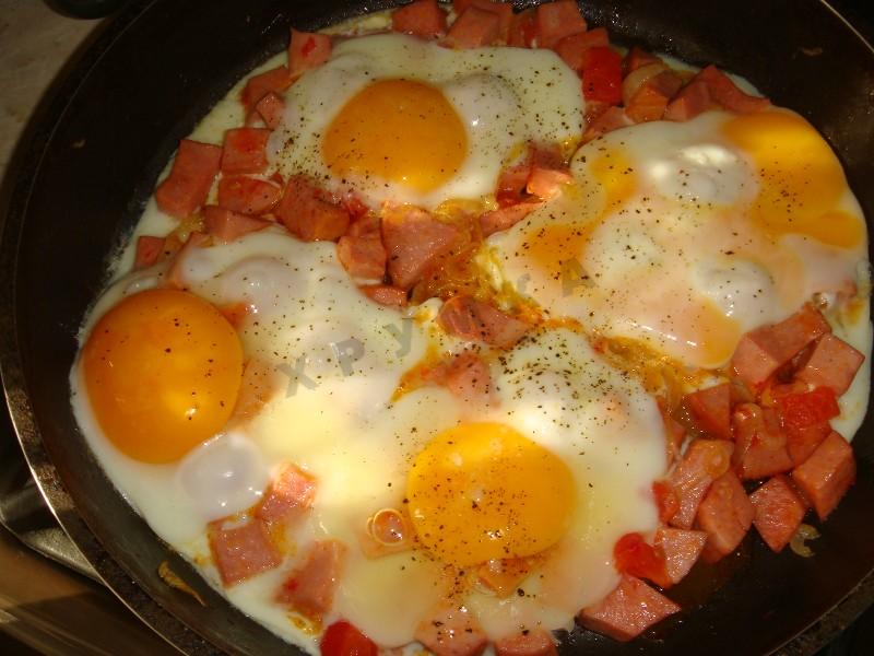 Вкусные жареные яйца. Глазунья с колбасой и помидорами. Яичница с помидорами и колбасой на сковороде. Яичница с помидорами и колбасой. Яичница омлет глазунья.