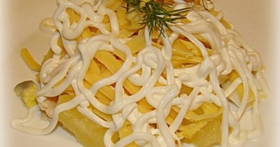 Салат Дамский каприз куриный смешанный с чесноком