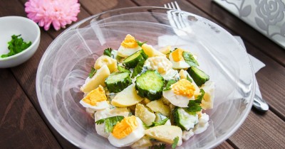Салат с солеными огурцами яйцами картошкой с майонезом
