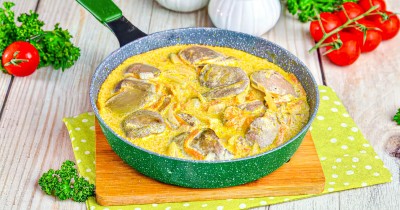 Куриная печень в сметанном соусе