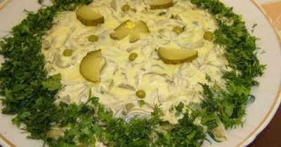 Салат куриное филе, соленые огурцы и майонез
