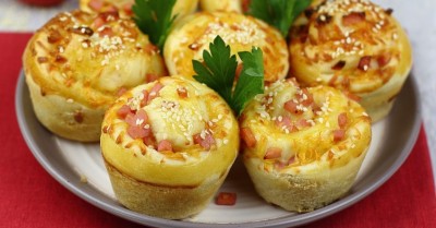 Булочки с колбасой и сыром