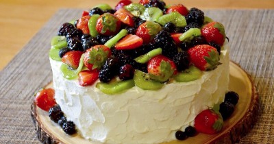 Торт бисквит с творожным кремом украшение ягодами и фруктами