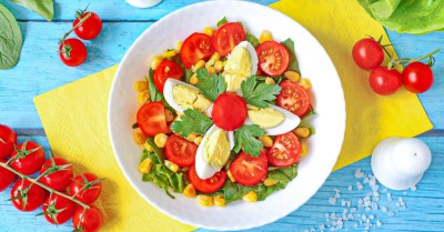 Салат со шпинатом и помидорами