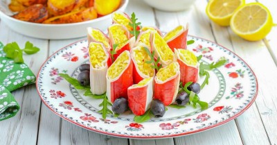 Крабовые палочки с сыром и яйцом закуска