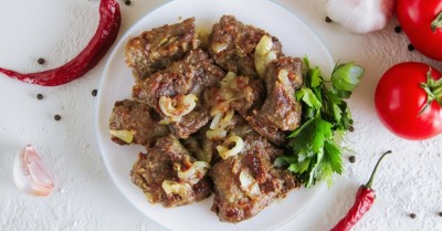 Жареная печень говяжья с луком на сковороде мягкая