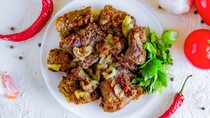 Смажена печінка яловича з цибулею на сковороді м'яка