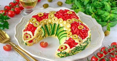 Салат русская красавица с курицей и ветчиной
