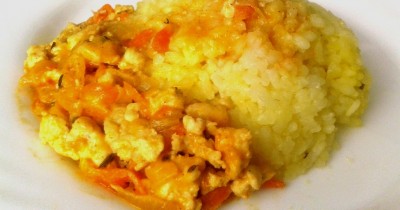 Рис с курицей на сковороде с подливкой