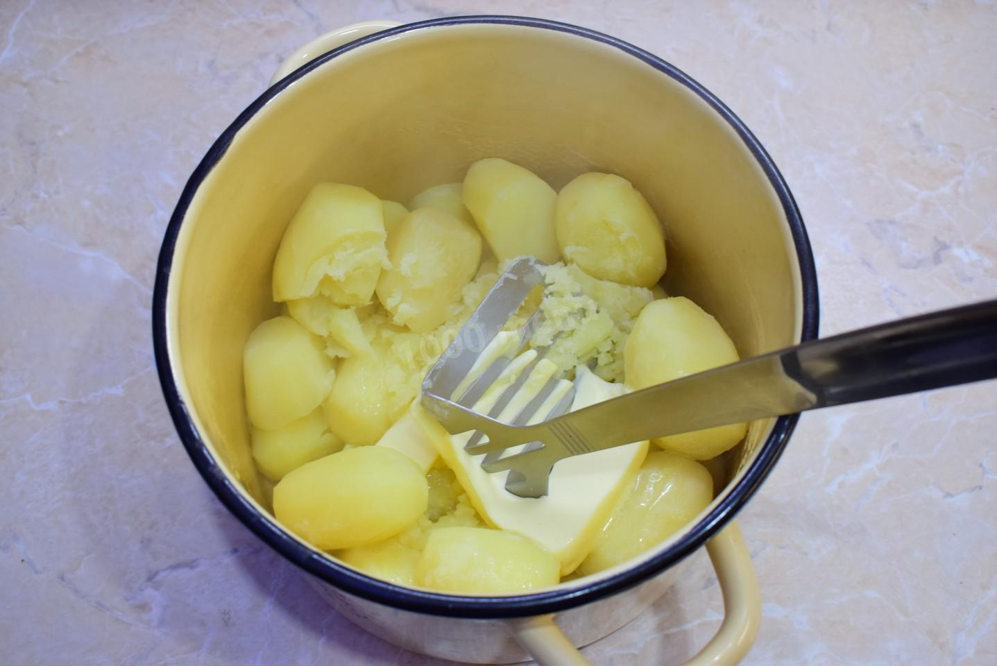 Сколько варить картошку очищенную после закипания. Пирожки из картошки пюре на сковороде. Свечи из картофеля. Швильпикай из картофеля. Каша чистит картошку.