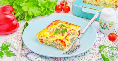 Яичная запеканка с овощами, ветчиной и сыром в духовке