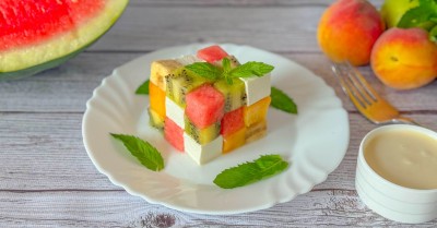 Салат Кубик-Рубик из фруктов с сыром и йогуртовым соусом