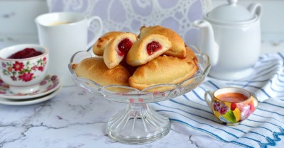 Постные пирожки с вишней