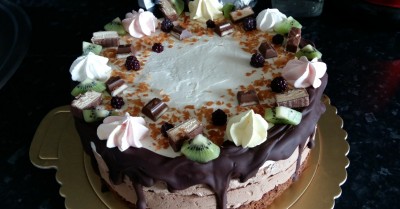 Торт Три шоколада с ванилью, бейлисом и фруктами