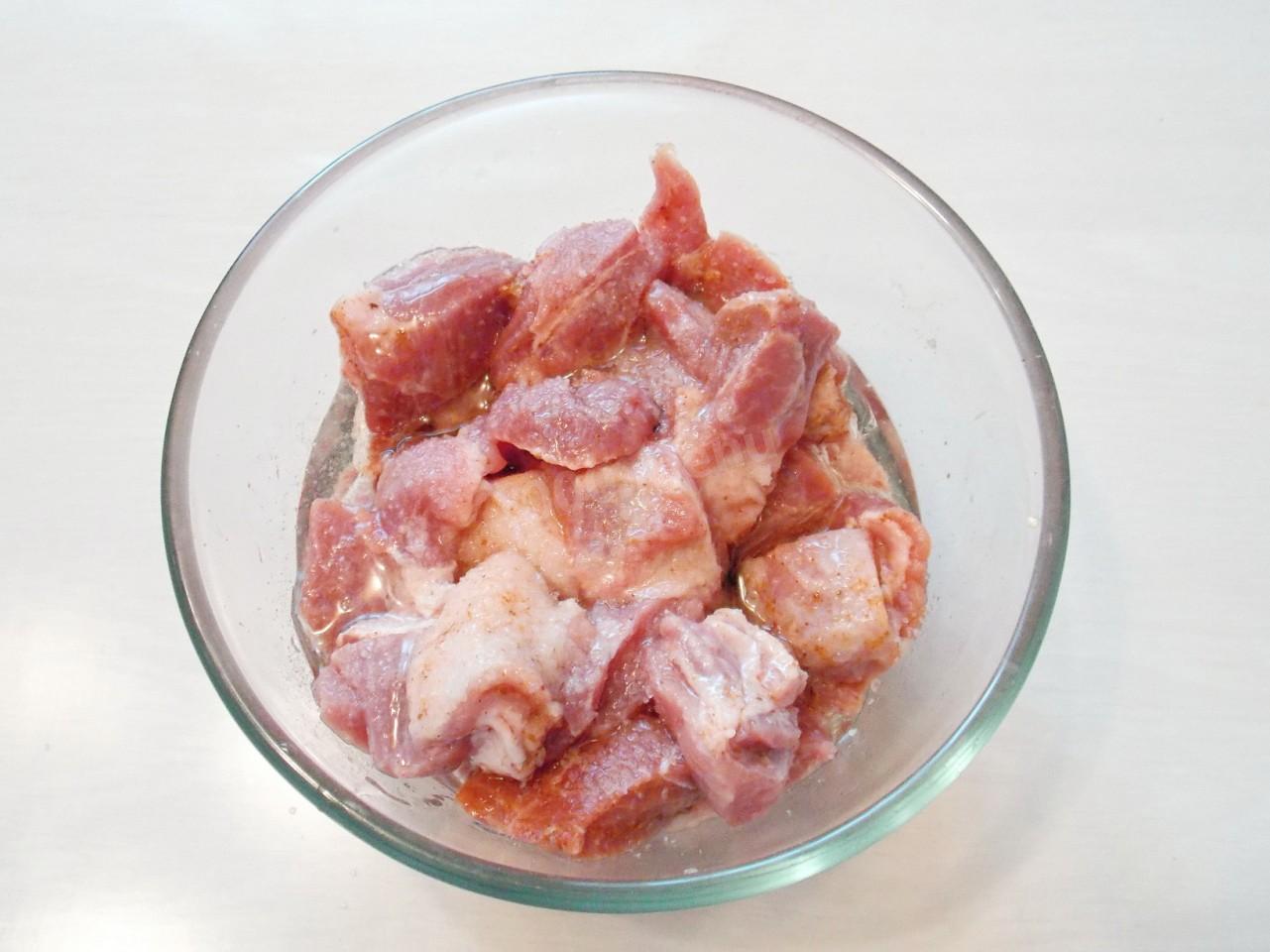 Сколько времени жарят свинину кусочками. Миска с мясом. Свинина для жарки магнит кусочки. Смаковдин свинина для жарки.