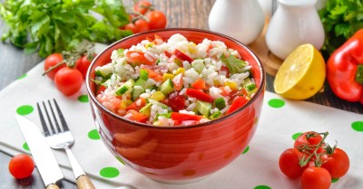 Салат с рисом и овощами