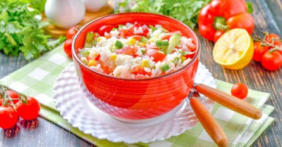 Салат с рисом и овощами