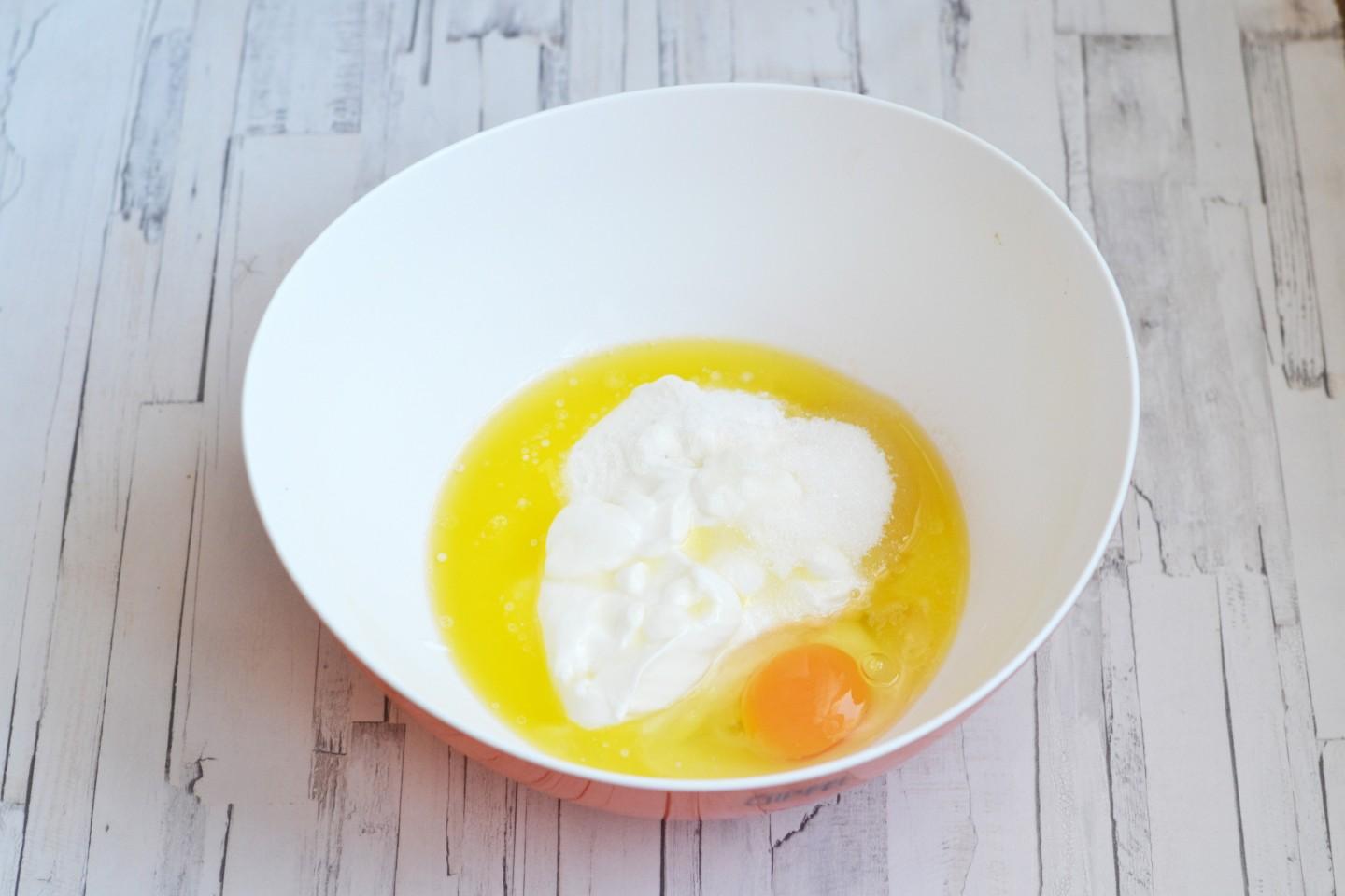 Яйца со сметаной на сковороде. Яйца в сметане. Расплавленные яйца. Печень под яичной заливкой. Навага в яично-сметанной заливке.