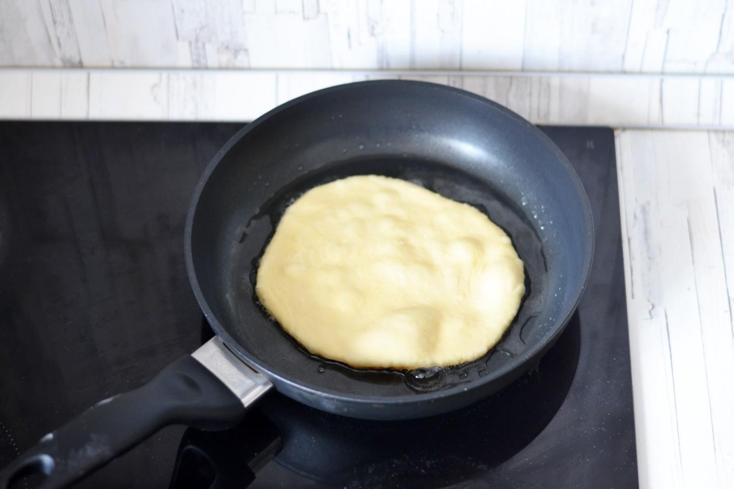 Яйца со сметаной на сковороде. Лепёшки на сметане на сковороде. Обжаривают лепешку с двух сторон. Обжаренный рис лепешкой на сковороде. Как разогреть лепешку на сковороде.
