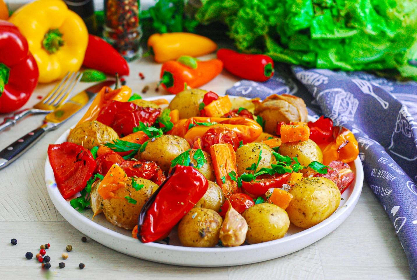 картофель с овощами и мясом в духовке