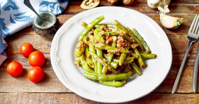 Зеленое лобио из стручковой фасоли по грузински с орехами