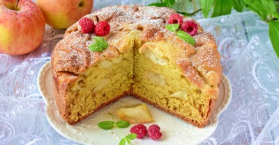 Шарлотка с яблоками на кефире в духовке пышная