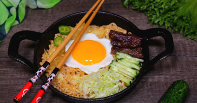 Острая корейская лапша с говядиной овощами и яйцом
