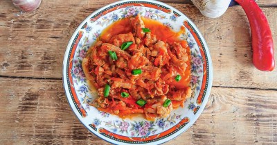 Мясо свинина с подливкой на сковороде