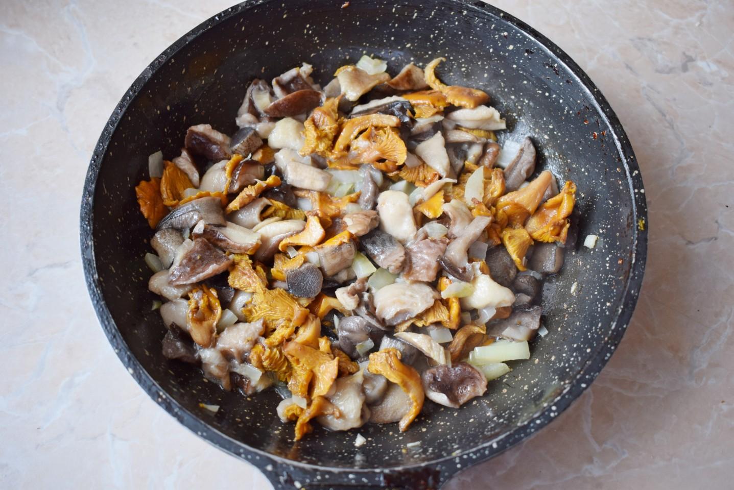 Простые рецепты с грибами на сковороде. Жарëха с грибами. Грибы на сковороде. Жареные грибы на сковороде.