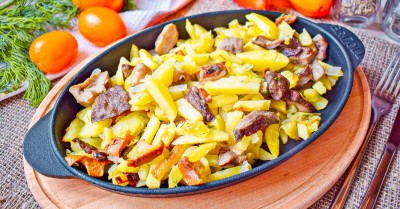 Жареха с грибами и картошкой на сковороде