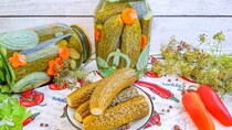 Огірки з цибулею і морквою у маринаді на зиму