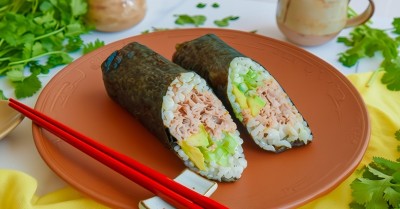 Японский рулет из риса и тунца