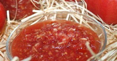 Закуска из хрена и помидор с зеленым и красным перцем