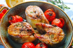 стейк тунца как приготовить вкусно в духовке. steik tunca v. стейк тунца как приготовить вкусно в духовке фото. стейк тунца как приготовить вкусно в духовке-steik tunca v. картинка стейк тунца как приготовить вкусно в духовке. картинка steik tunca v. Приветствуем читателей статьи. Блюда из тунца – это отличные варианты разнообразить праздничное застолье. Рыба отлично смотрится в качестве основного элемента супа или салата, однако намного вкуснее и эффектнее получается сочный стейк из тунца.