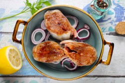 стейк тунца как приготовить вкусно в духовке. steik tunca v. стейк тунца как приготовить вкусно в духовке фото. стейк тунца как приготовить вкусно в духовке-steik tunca v. картинка стейк тунца как приготовить вкусно в духовке. картинка steik tunca v. Приветствуем читателей статьи. Блюда из тунца – это отличные варианты разнообразить праздничное застолье. Рыба отлично смотрится в качестве основного элемента супа или салата, однако намного вкуснее и эффектнее получается сочный стейк из тунца.