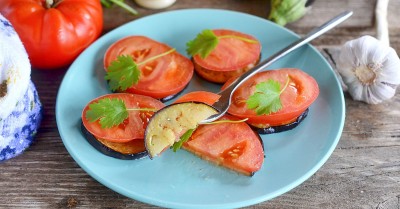 Жареные баклажаны с помидорами и чесноком