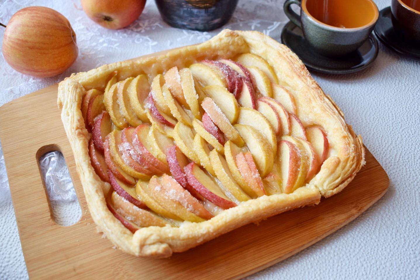 пирог яблочный из слоеного теста в духовке