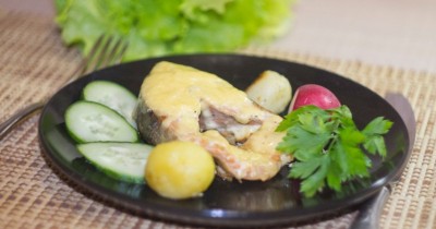 Стейки горбуши запеченные с сыром луком майонезом