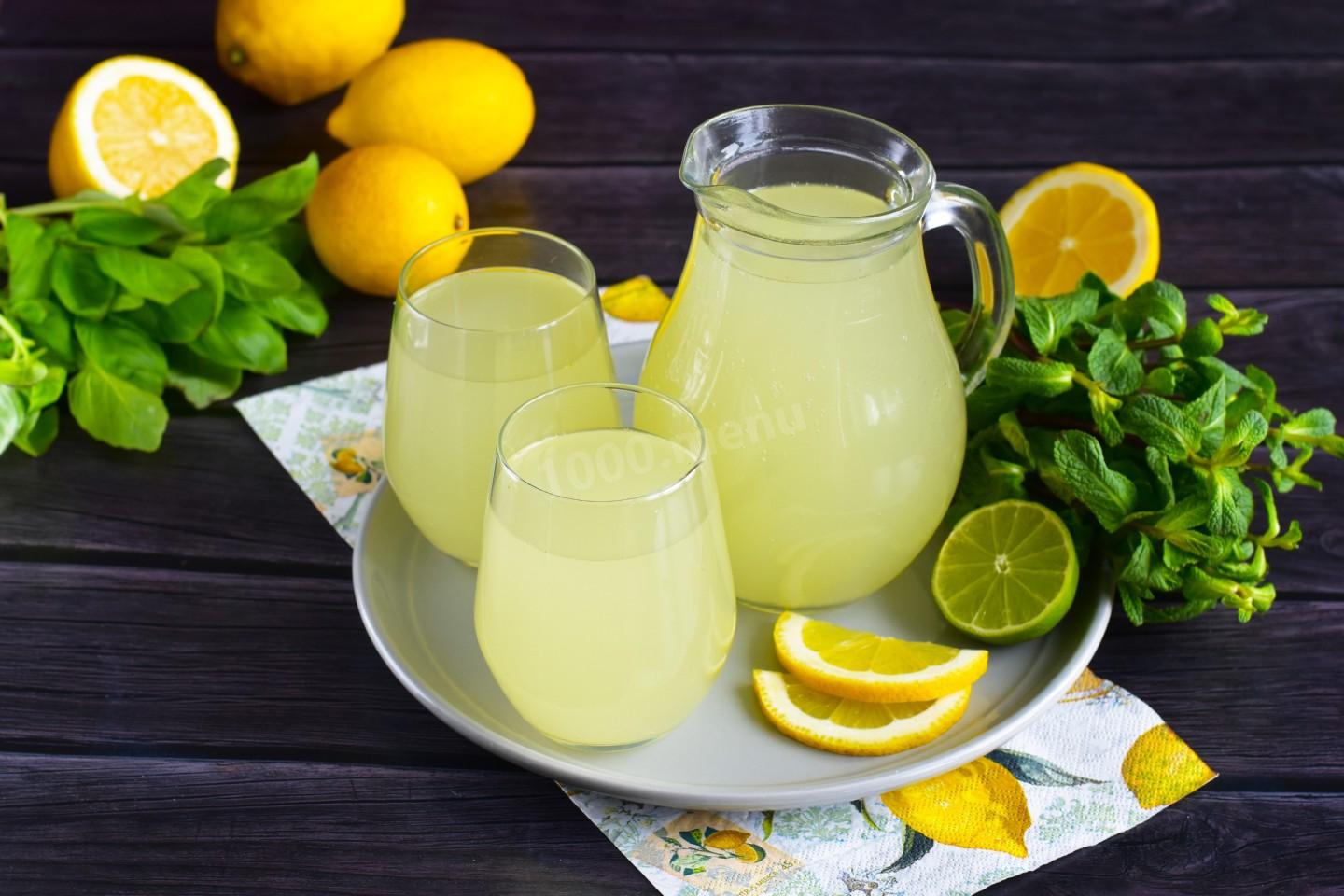 Лимонад домашний рецепт из лимона и мяты. Лимонный квас. Квас с лимоном. Квас домашний с лимоном. Вкусный лимонный лимонад.