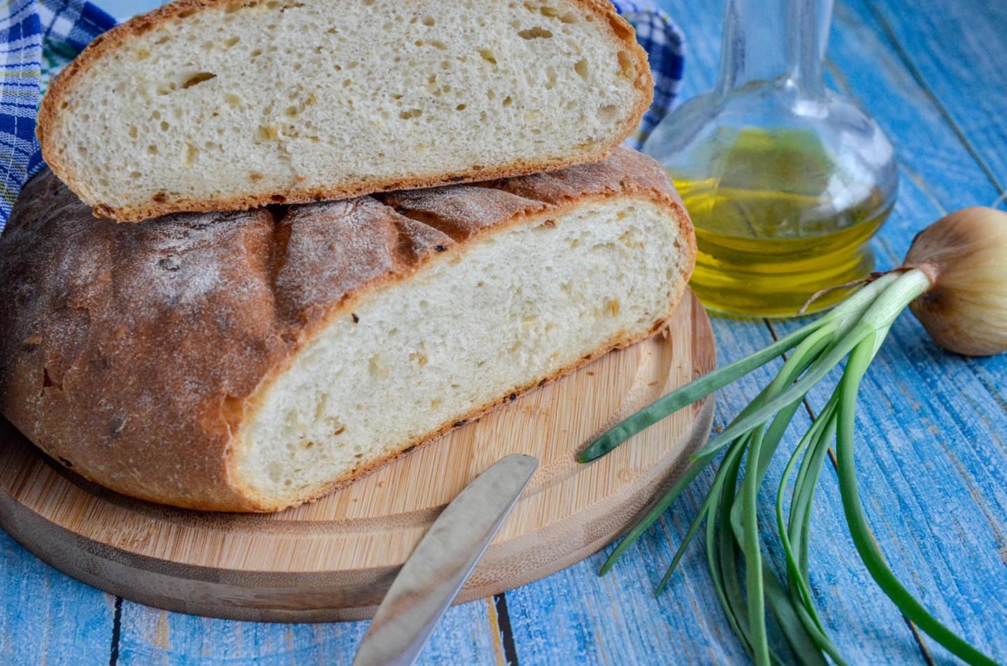 Хлеб с луком на сковороде рецепт. Хлеб с луком. Хлеб в духовке. Домашний луковый хлеб. Луковый хлеб в духовке.