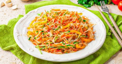 Салат из рисовой лапши с овощами и курицей