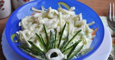 Салат с кальмаром яйцом огурцом сметаной