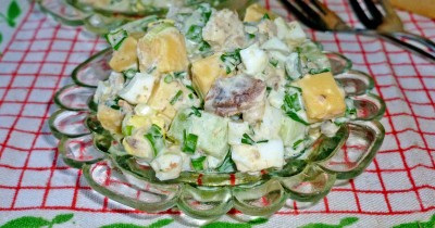 Салат с рыбными консервами и зеленым луком