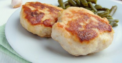 Куриные котлеты в сметане с картошкой запеченные