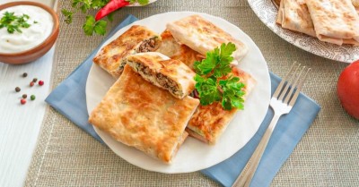 Жареные конвертики из лаваша с сыром и шпротами на сковороде