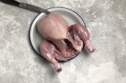 куриный рулет с желатином в пищевой пленке пошаговый рецепт с фото. kurinyi rulet s syrom i sladkim percem 1593412735 2 min. куриный рулет с желатином в пищевой пленке пошаговый рецепт с фото фото. куриный рулет с желатином в пищевой пленке пошаговый рецепт с фото-kurinyi rulet s syrom i sladkim percem 1593412735 2 min. картинка куриный рулет с желатином в пищевой пленке пошаговый рецепт с фото. картинка kurinyi rulet s syrom i sladkim percem 1593412735 2 min. После очередной покупки колбасы к какому-то празднику я поняла, что все мясные закуски лучше готовить самостоятельно, ведь дома они получаются более аппетитными, полезными и менее дорогими. Конечно, на это надо потратить немного времени, но поверьте, такой кулинарный шедевр смотрится на столе просто великолепно и всегда расходится в первую очередь. Поэтому сегодня мы с вами сделаем куриный рулет с желатином – украшение праздничного либо повседневного стола!